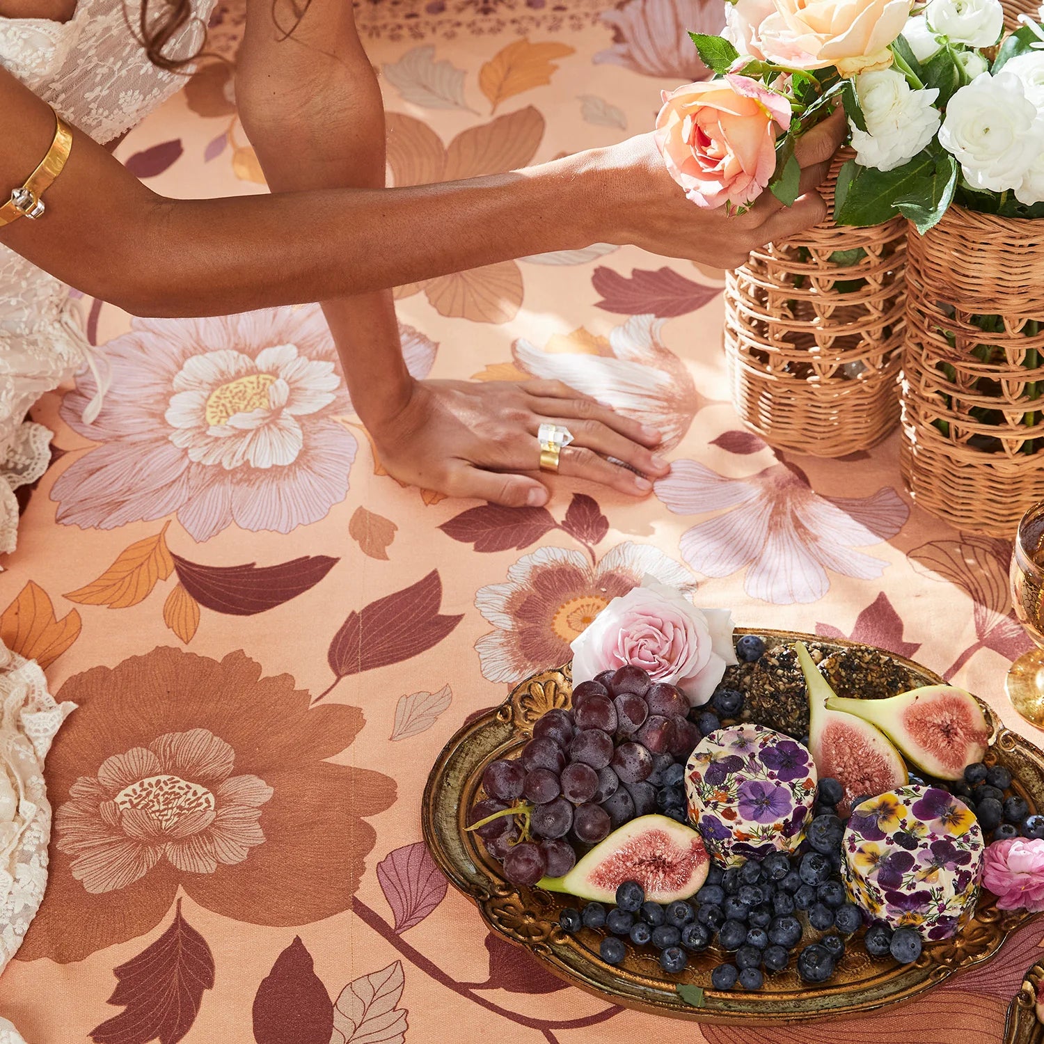 Grande Fleur Picnic Rug - Dawn